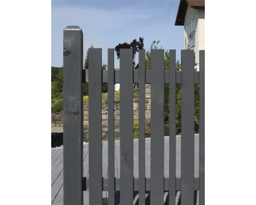 Clôture en bois avec lattes verticales et poteau arrondi