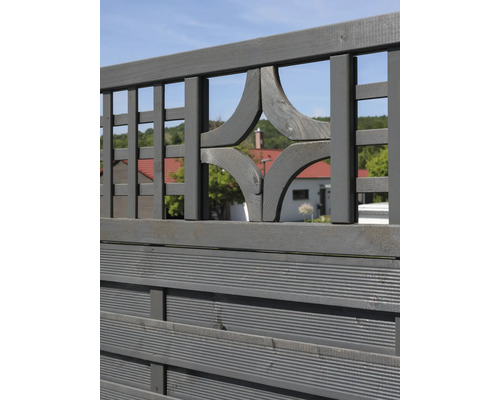 Clôture en bois avec éléments décoratifs pour le jardin