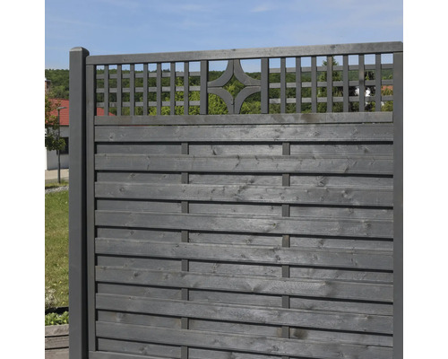 Clôture d''intimité en bois avec élément de design carré