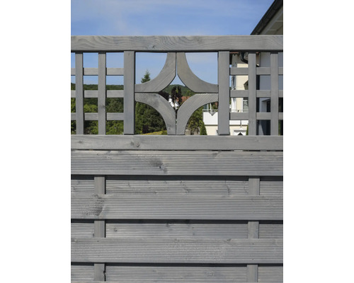 Clôture en bois avec éléments décoratifs pour le jardin