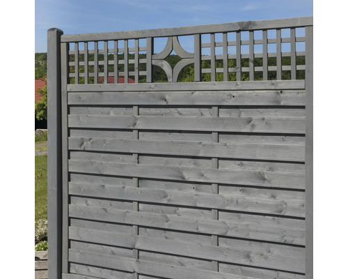 Clôture en bois avec structure à lattes et élément décoratif