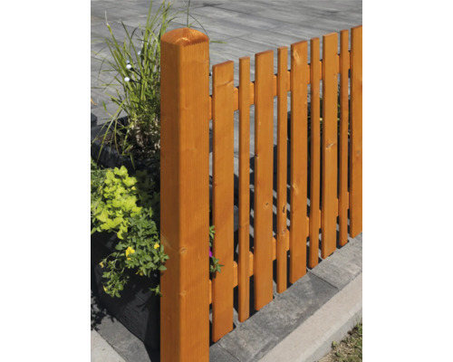 Clôture en bois dans le jardin