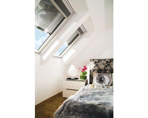 Schlafzimmer mit Dachfenstern, Nachttisch und Bett