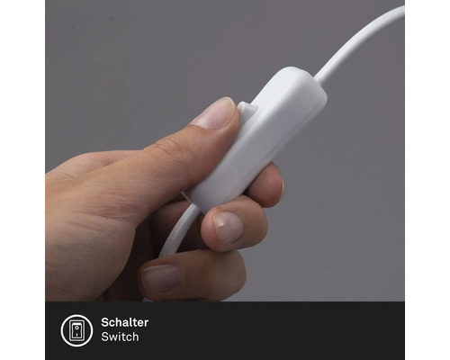 Une main actionne un interrupteur sur un câble blanc