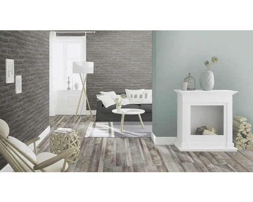 Salon avec canapé, table, lampe, cheminée, fauteuil et plancher en bois