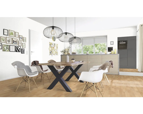 Heller Raum mit Esstisch, Stühlen und Hängelampen