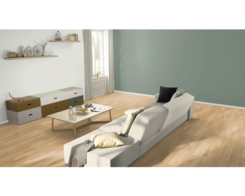 Helles Wohnzimmer mit Sofa, Kommode und Dekoration auf Regalen