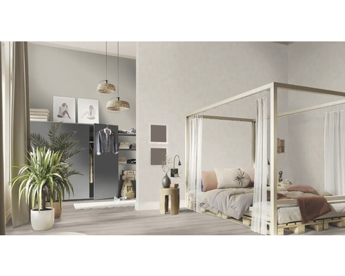 Schlafzimmer mit Himmelbett, Kleiderschrank und Zimmerpflanzen für eine helle und organisierte Atmosphäre