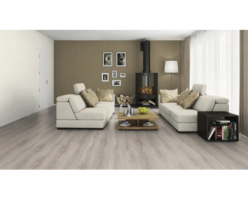 Wohnzimmer mit Laminatboden, Sofa, Kamin und Dekorationen für ein gemütliches Ambiente