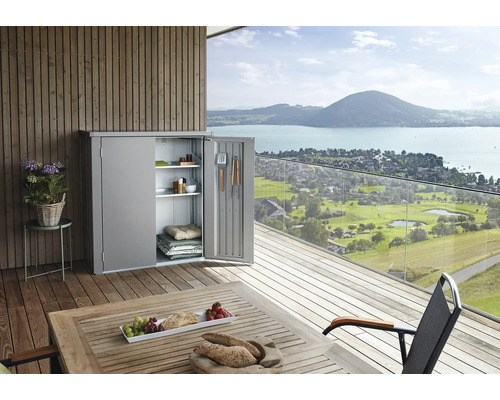 Metall Gartenschrank mit geöffneter Tür auf einer Terrasse mit See- und Bergblick