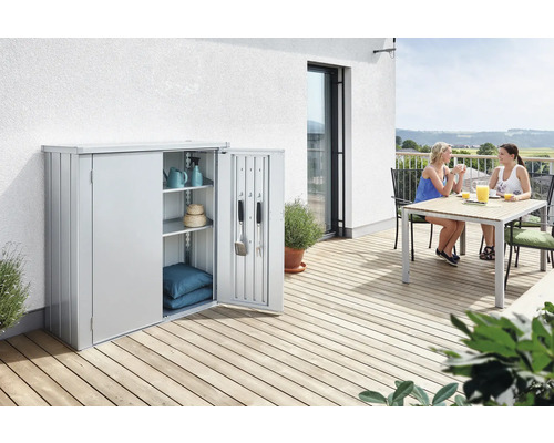 Gartenschrank auf einer Terrasse mit zwei Personen am Tisch