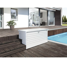 Photo d''un coffre de rangement blanc en métal sur une terrasse à côté d''une piscine.