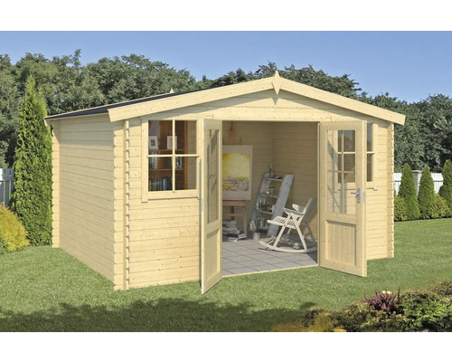 Abri de jardin en bois avec portes doubles ouvertes, fenêtre et jardin attenant