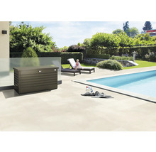 Szene im Freien mit einer Aufbewahrungsbox neben einem Pool, Liegestühlen und Garten.