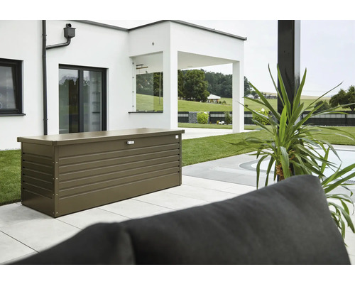 Gartentruhe aus Metall im Aussenbereich