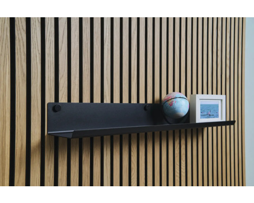 Étagère murale avec globe et cadre photo sur un mur en lambris