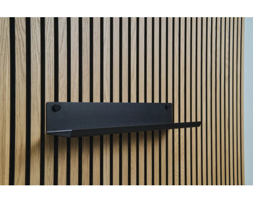Étagère murale noire sur un mur à panneaux de bois