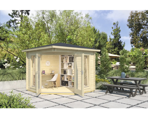 Abri de jardin en bois avec portes ouvertes, mobilier de bureau et coin salon extérieur.