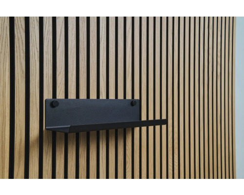 Étagère noire sur un mur lambrissé