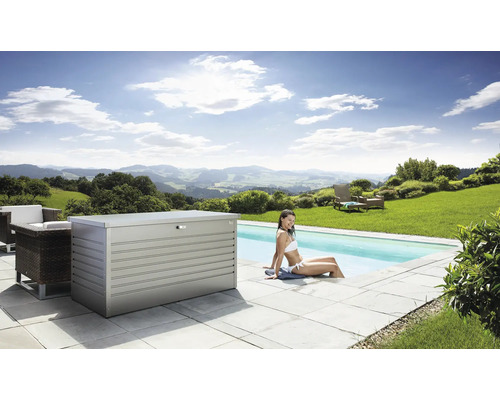 Szene mit einer Aufbewahrungsbox aus Metall, einem Swimmingpool und einer Frau