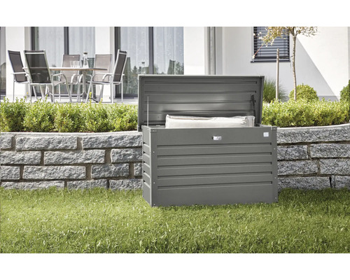 Coffre de jardin ouvert pour ranger les ustensiles de jardin dans le jardin