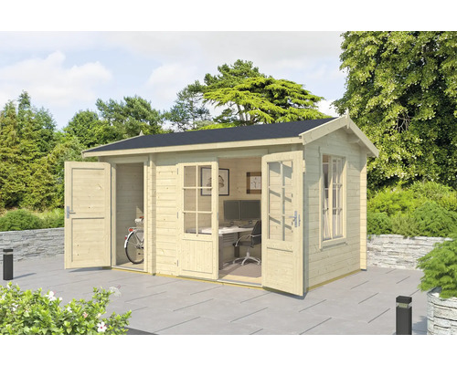 Abri de jardin en bois avec portes et fenêtres ouvertes dans le jardin