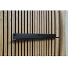 Étagère murale noire sur un mur à lamelles en bois