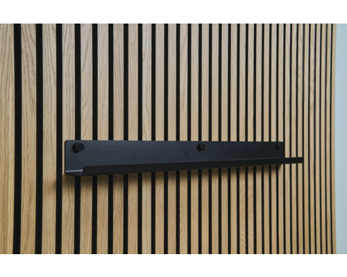 Étagère murale noire sur un mur à lamelles en bois