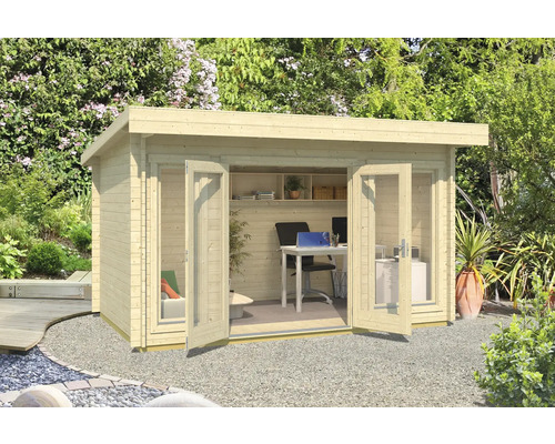 Holzgartenhaus mit geöffneten Glastüren und Büroausstattung im Garten