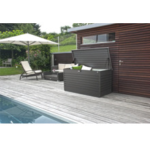 Gartenszene mit Pool, Terrasse, Sonnenschirm, Lounge Möbeln und einer geöffneten Aufbewahrungsbox