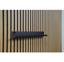 Panneau mural en bois avec étagère noire