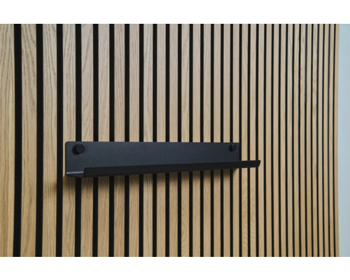 Panneau mural en bois avec étagère noire