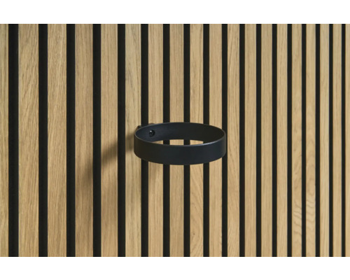 Porte-boissons noir sur un mur à lattes en bois