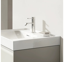 Lavabo avec robinet et savon dans la salle de bain