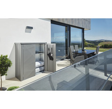 Armoire de jardin en métal avec portes ouvertes sur une terrasse