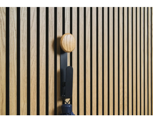 Lambris en bois avec patère et parapluie