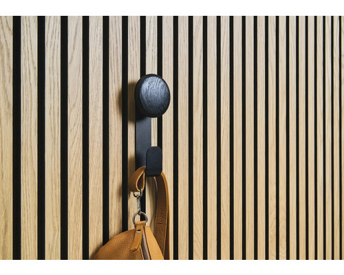 Mur en bois avec crochet et sac à main