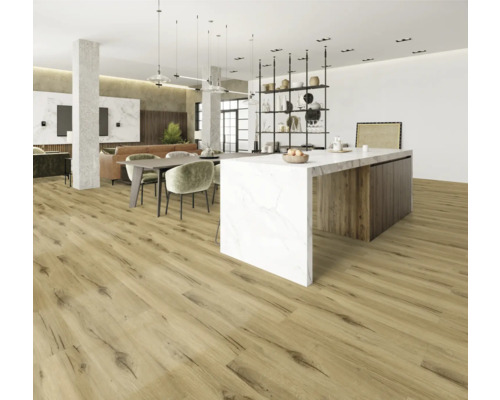 Helles Wohnzimmer mit Holzboden, Esstisch und Kücheninsel