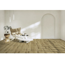 Wohnzimmer mit Sessel, Couchtisch und Bodenbelag in Holzoptik