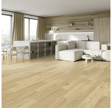 Heller Wohnraum mit Holzboden, Sofa und Küchenzeile