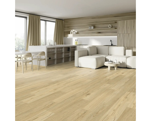 Heller Wohnraum mit Holzboden, Sofa und Küchenzeile