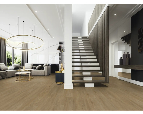 Heller Wohnraum mit Treppe und Holzfußboden