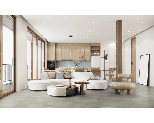 Wohnraum mit Sofa, Küchentheke und Holzelementen für modernes Wohnen