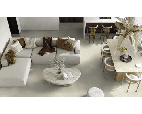 Helle und geräumige Wohnung mit Sofa, Tisch und Stühlen