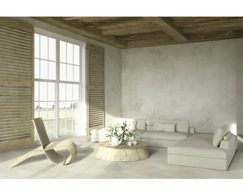 Helles Wohnzimmer mit Holzdecke, Fensterläden, Sofa und Holztisch