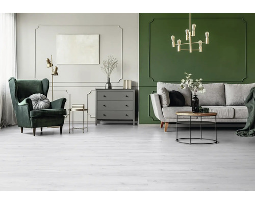 Wohnzimmer mit Sessel, Sofa, Kommode und Pendelleuchte