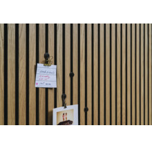 Panneau mural en bois avec notes et photo