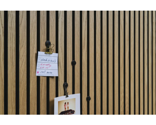 Panneau mural en bois avec notes et photo