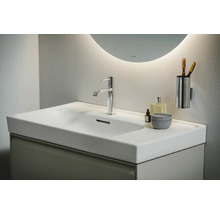 Meuble de salle de bain avec lavabo, robinet, miroir et accessoires de salle de bain