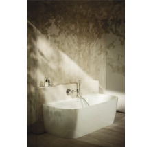 Helles Badezimmer mit Badewanne, Armatur und Dekor